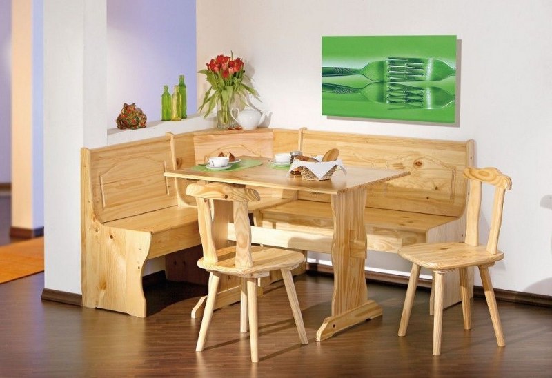 Tavolo-cucina-con-due-sedie-e-panca-angolare-legno-massello-stile-tirolese_800x548